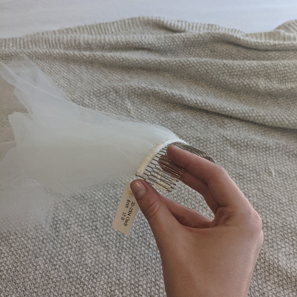 Cindy Raw Edge Cascading Fingertip Veil - Picture 4 of 5